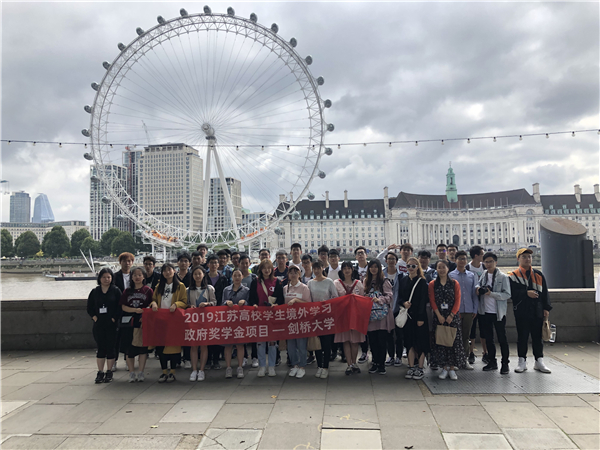 英剑桥大学电子工程与纳米技术团组合影.jpg