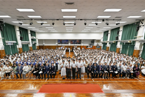 江苏师生参加习近平主席回信香港培侨中学学生两周年喜迎北京天安门广场五星红旗纪念中国人民抗日战争暨世界反法西斯战争胜利80周年活动