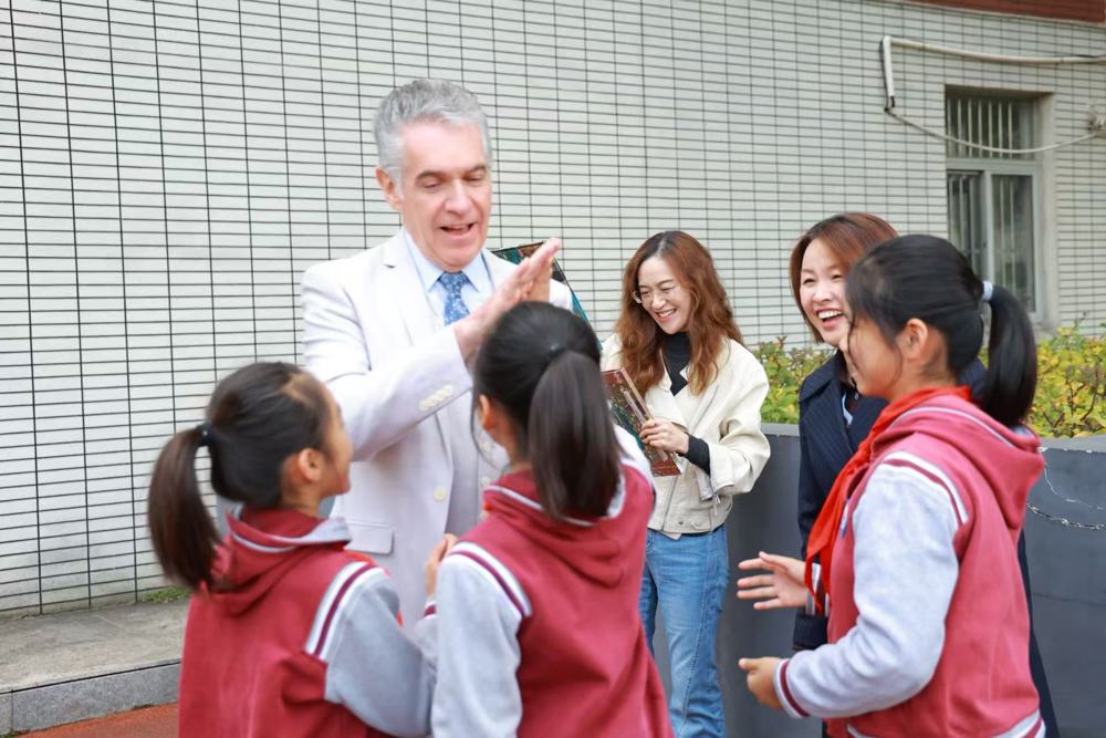 James Bell校长和学生互动