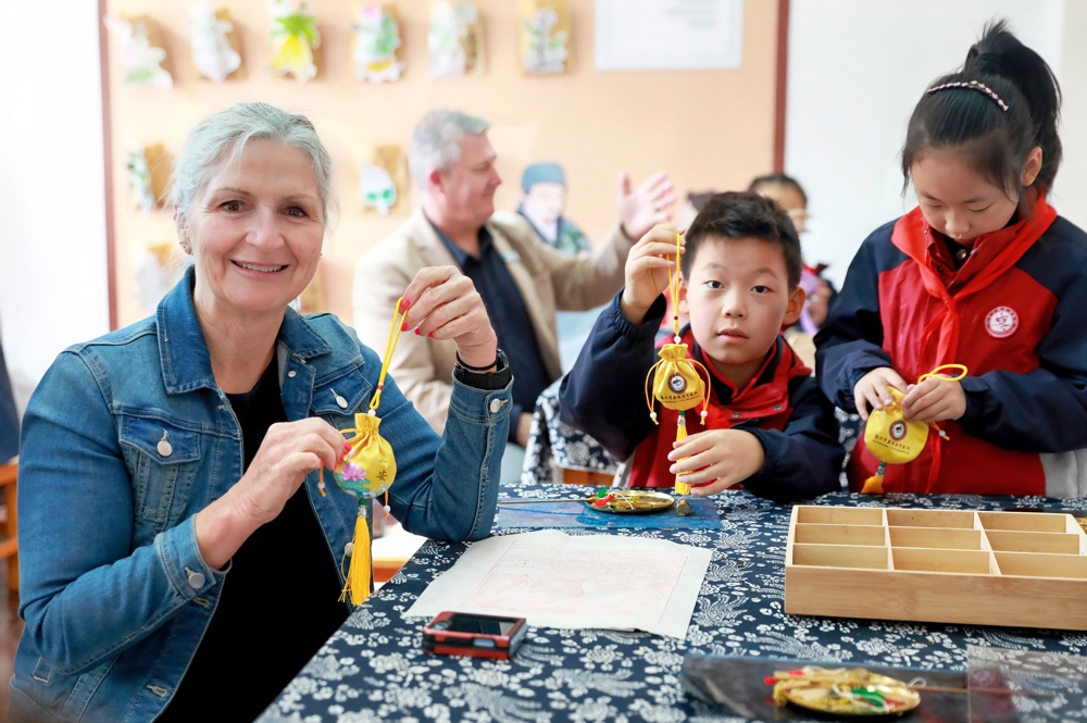 5. 中草药社团体验:配制香囊2