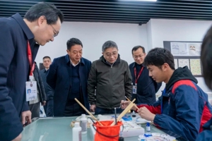 江涌看望慰问春节留校师生并检查校园安全