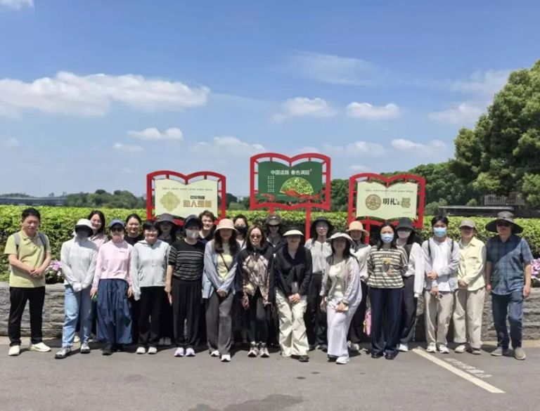 环湖健步展风采 同心同行向未来——交流中心工会组织开展春季健步走活动