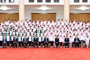 丁薛祥接见“向国旗敬礼”港澳青少年升旗队代表访京团